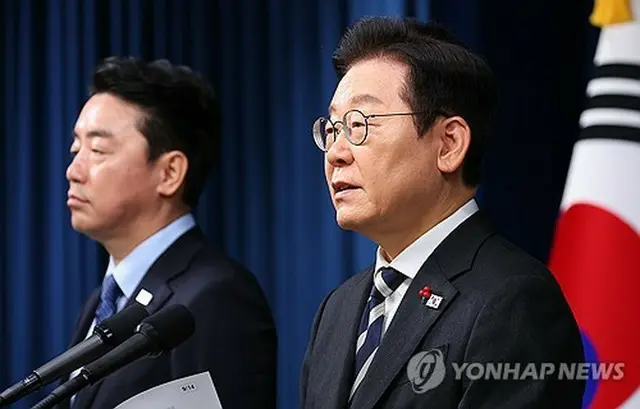 大統領室庁舎で特別声明を発表する李大統領＝３日、ソウル（聯合ニュース）