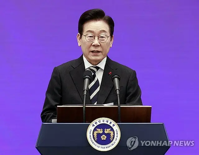 青瓦台（旧大統領府）で海外メディア向けの記者会見を行う李大統領＝３日、ソウル（聯合ニュース）