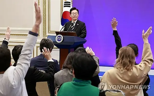 青瓦台（旧大統領府）で海外メディア向けの記者会見を開いた李大統領＝３日、ソウル（聯合ニュース）