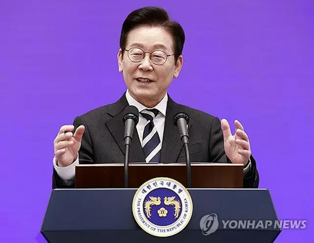 青瓦台（旧大統領府）で海外メディア向けの記者会見を開いた李大統領＝３日、ソウル（聯合ニュース）