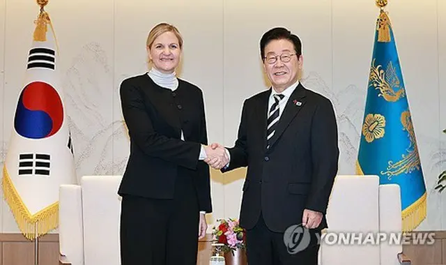 握手を交わす李大統領（右）とＩＯＣのコベントリー会長（大統領室通信写真記者団）＝３日、ソウル（聯合ニュース）
