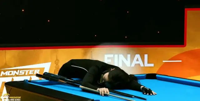 ソ・ソアが優勝確定後にビリヤード台の上でパフォーマンスを行っている（写真：大会組織委員会）