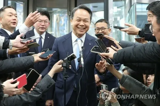 次期会長を選ぶ最終面談に臨む晋玉童氏＝４日、ソウル（聯合ニュース）