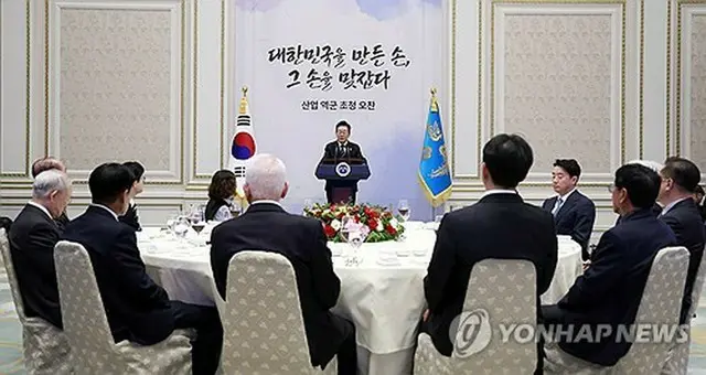 李大統領は「貿易の日」の４日、製造業や輸出現場で働く約９０人を旧大統領府「青瓦台」の迎賓館に招き、昼食会を開いた（大統領室通信写真記者団）＝（聯合ニュース）