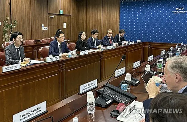 会談の様子（外交部提供）＝（聯合ニュース）≪転載・転用禁止≫