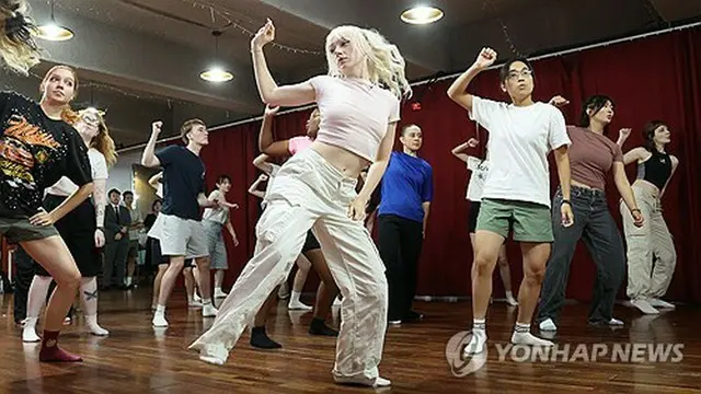 Ｋ―ＰＯＰダンス体験に参加する外国人観光客（資料写真）＝（聯合ニュース）