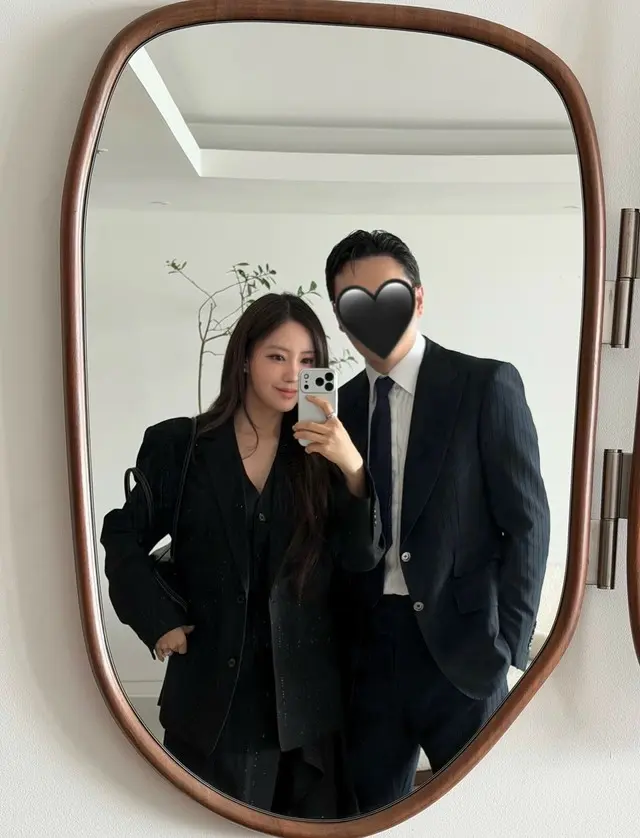 ヒョミン（T-ARA）、金融マンの夫とウンジョンの結婚式に同伴出席…仲睦まじいツーショットを公開