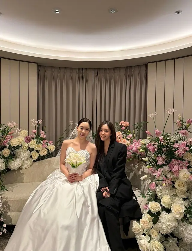 ヒョミン（T-ARA）、金融マンの夫とウンジョンの結婚式に同伴出席…仲睦まじいツーショットを公開