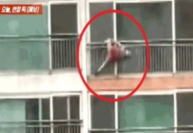 「そこで何してるの！」…16階の手すりにぶら下がった窃盗犯＝韓国