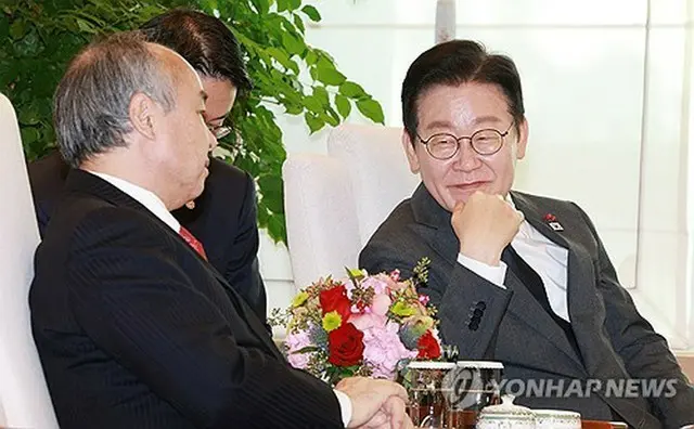 孫正義氏（左）と面会した李大統領（大統領室通信写真記者団）＝５日、ソウル（聯合ニュース）