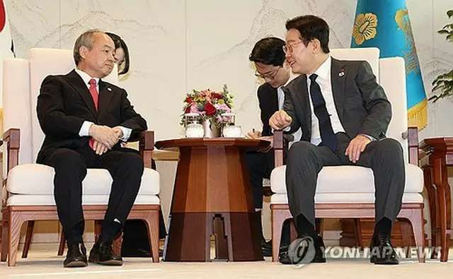 孫正義氏（左）と面会した李大統領（大統領室通信写真記者団）＝５日、ソウル（聯合ニュース）