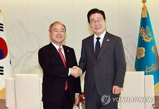 握手を交わす孫正義氏（左）と李大統領（大統領室通信写真記者団）＝５日、ソウル（聯合ニュース）