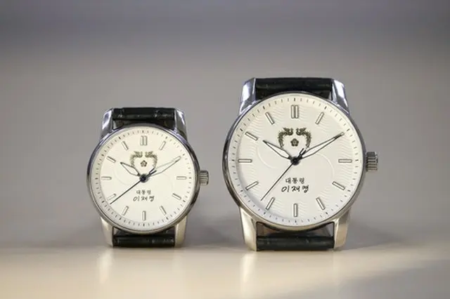 李大統領の就任６カ月を記念する腕時計（大統領室提供）＝（聯合ニュース）