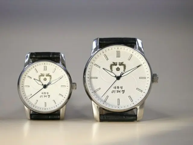 韓国大統領室　李大統領の記念腕時計公開＝裏面に「国民が主人である国」