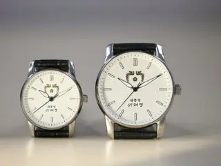 韓国大統領室　李大統領の記念腕時計公開＝裏面に「国民が主人である国」