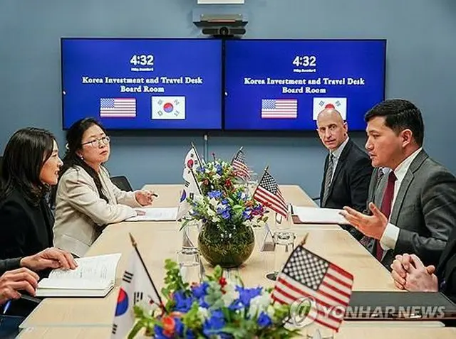 ＫＩＴデスクの設置を受け、在韓米国大使館を訪れた韓国外交部の金珍我第２次官（左、外交部提供）＝５日、ソウル（聯合ニュース）≪転載・転用禁止≫
