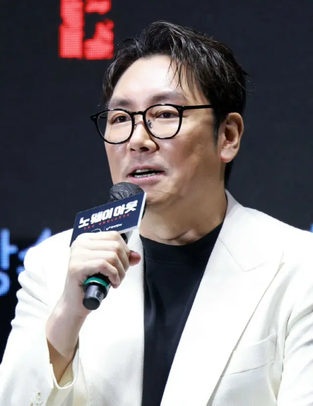 歌手イ・ジョンソクが、少年犯罪疑惑を認め、引退を宣言した俳優チョ・ジヌンを擁護した。