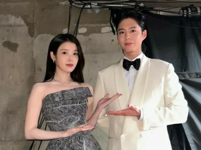“グァンシク&エスン”変わらずだね…俳優パク・ボゴム&IU（アイユー）、久しぶりに「おつかれさま」夫婦ショット