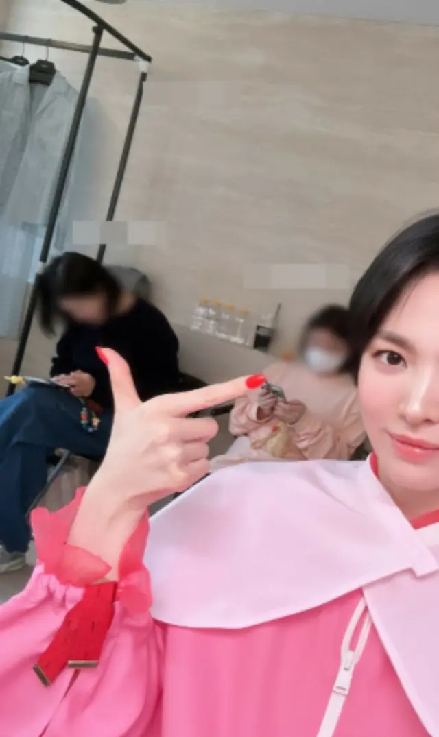 ソン・ヘギョ、ラブリーで桃のようなビジュアル…顔の半分しか映っていなくても「世界一の美女」