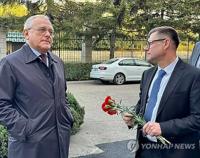 マツェゴラ氏（左、駐北朝鮮大使館のテレグラムより）＝（聯合ニュース）≪転載・転用禁止≫