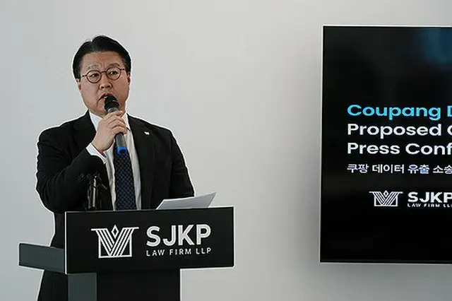 集団訴訟について説明する金国一経営代表＝８日、ニューヨーク（聯合ニュース）