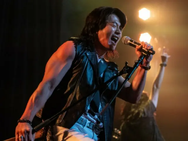 俳優クォン・サンウが長髪のロッカーに変身…コメディ映画「ハートマン」でムン・チェウォンと新年に笑いを届ける