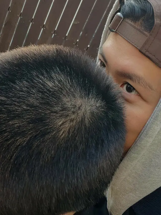 コンミョン、弟ドヨン（NCT）の入隊を応援…坊主頭にキス「ケガしないで元気で行っておいで」