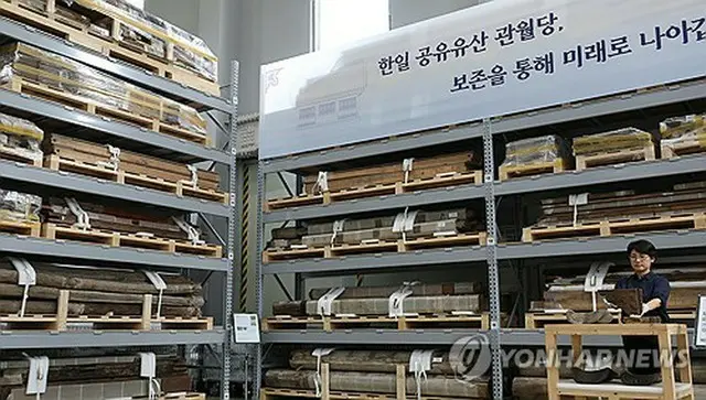 伝統建築修理技術振興財団の収蔵庫に保管されている観月堂の部材＝（聯合ニュース）