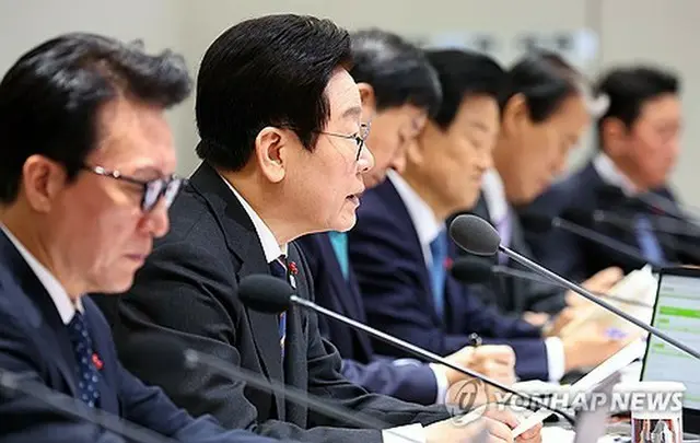 閣議で発言する李大統領＝９日、ソウル（聯合ニュース）