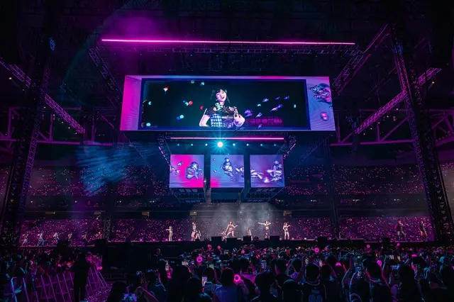 「TWICE」、K-POPガールズグループ初となる香港・カイタックスタジアム単独公演を成功的に終了…9万人の観客を動員03