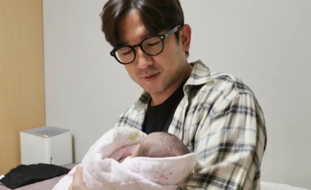 「SHINHWA」イ・ミヌ、娘を抱き「妻に感謝”」… 「事をする男たち2」で出産ストーリー公開2