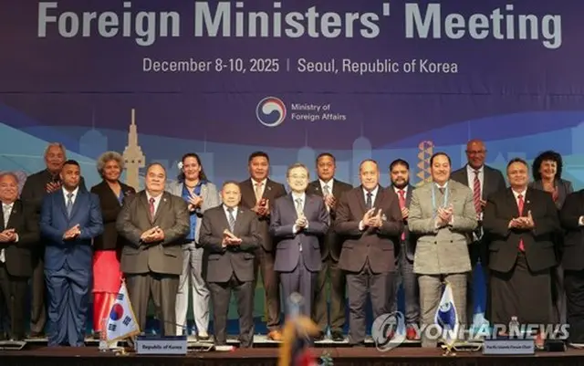 記念撮影する関係者ら＝９日、ソウル（聯合ニュース）