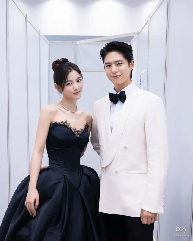 キム・ユジョン&パク・ボゴム、授賞式で再会「雲が描いた月明かり」カップル…甘い相性は健在