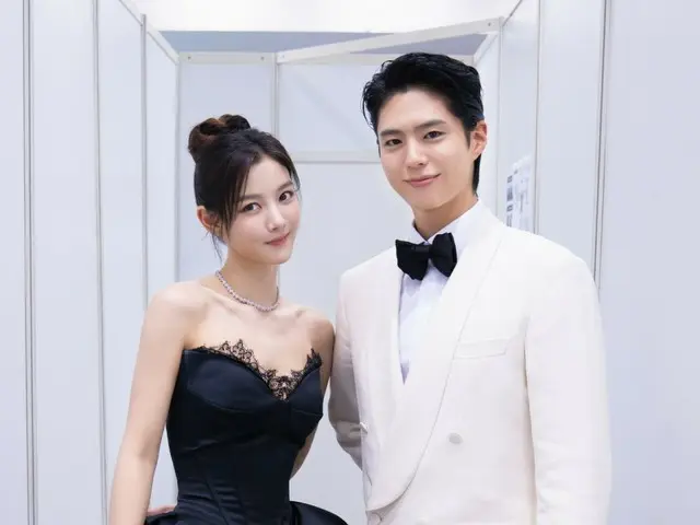 キム・ユジョン&パク・ボゴム、授賞式で再会「雲が描いた月明かり」カップル…甘い相性は健在