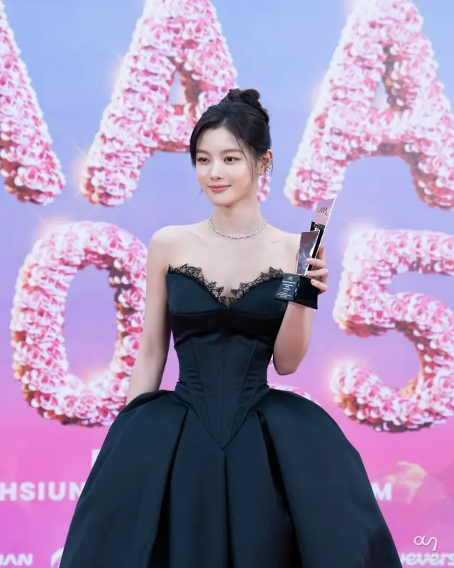 キム・ユジョン&パク・ボゴム、授賞式で再会「雲が描いた月明かり」カップル…甘い相性は健在