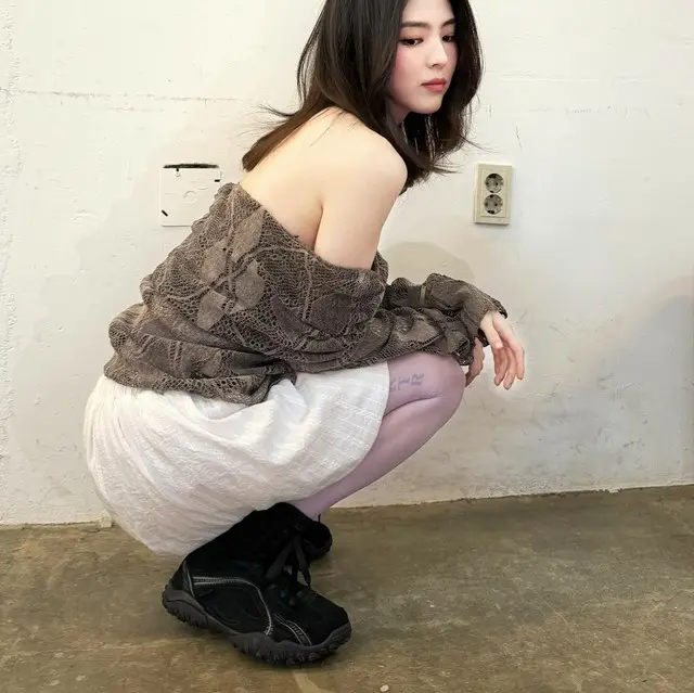 女優ハン・ソヒ、脚のタトゥーで視線釘付け…魅力的な「退廃美」の第一人者