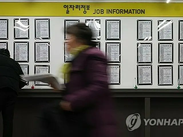 求人情報をチェックする求職者（資料写真）＝（聯合ニュース）