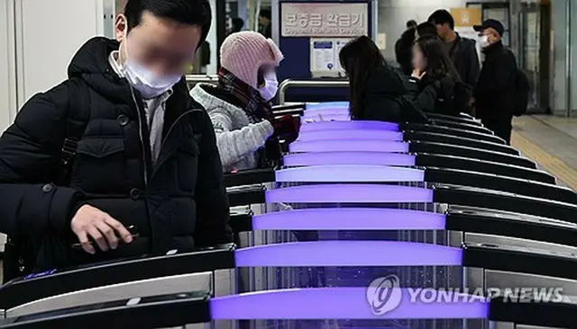 地下鉄ソウル駅の改札を通る人々（資料写真）＝（聯合ニュース）