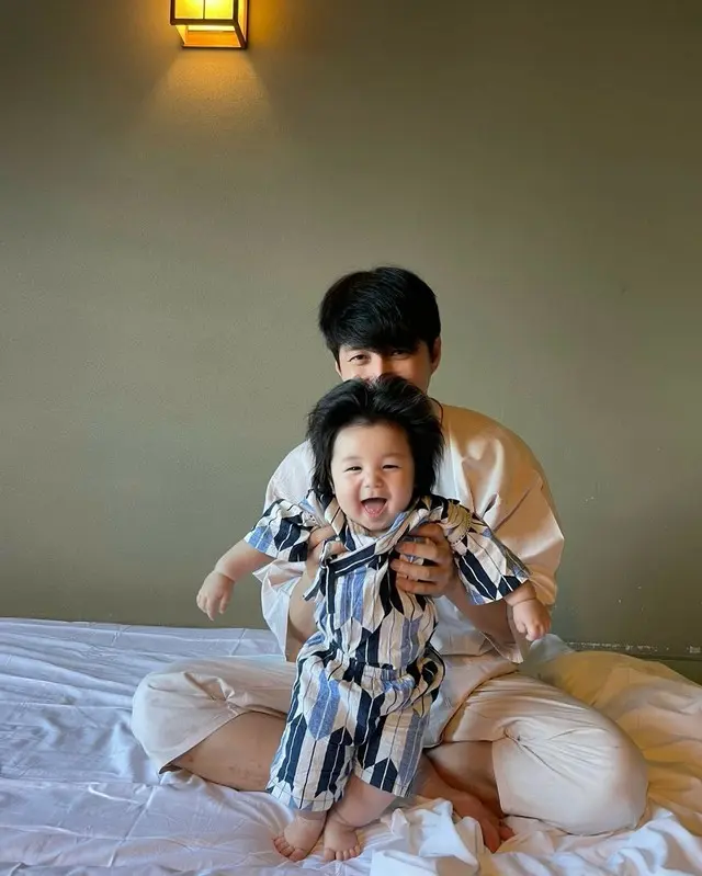 シム・ヒョンタク＆サヤさん夫妻の息子、両親どちらにも似た愛らしい姿を披露