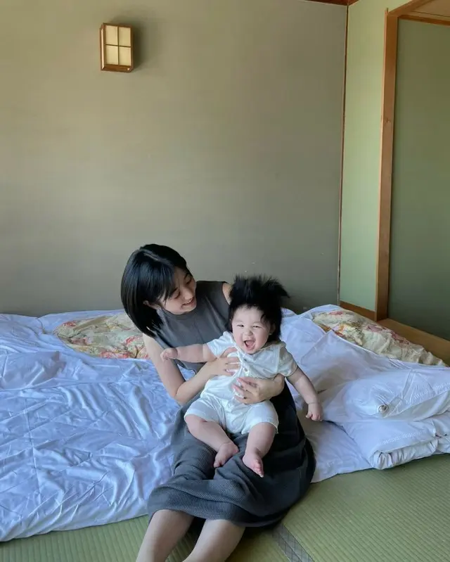 シム・ヒョンタク＆サヤさん夫妻の息子、両親どちらにも似た愛らしい姿を披露