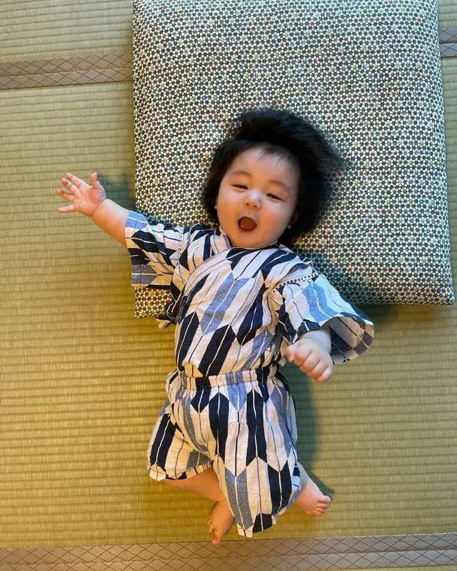 シム・ヒョンタク＆サヤさん夫妻の息子、両親どちらにも似た愛らしい姿を披露