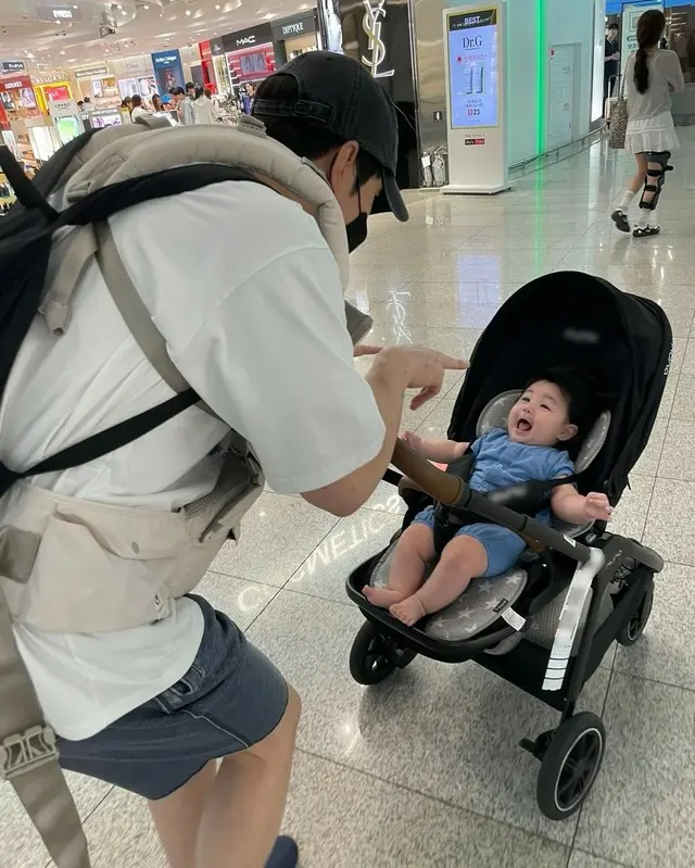 シム・ヒョンタク＆サヤさん夫妻の息子、両親どちらにも似た愛らしい姿を披露