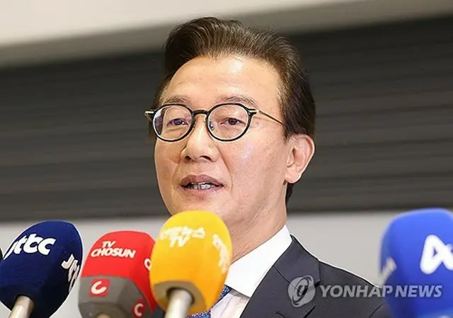 仁川国際空港到着後、立場を表明する田載秀氏＝１１日、仁川（聯合ニュース）