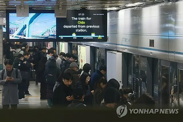 ソウル市内の地下鉄駅＝１２日、ソウル（聯合ニュース）