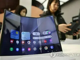 サムスン電子の三つ折りスマホ「トライフォールド」　韓国で販売開始