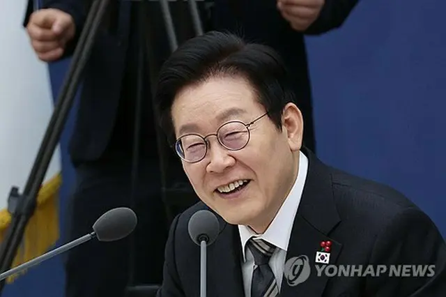 業務報告を受けて発言する李大統領＝１２日、世宗（聯合ニュース）