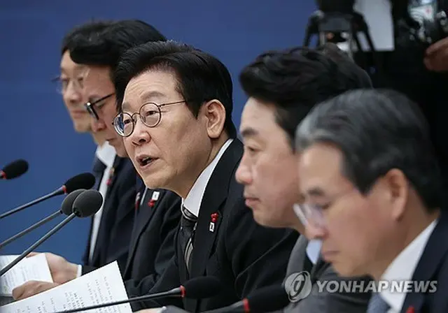 業務報告で発言する李大統領＝１２日、世宗（聯合ニュース）