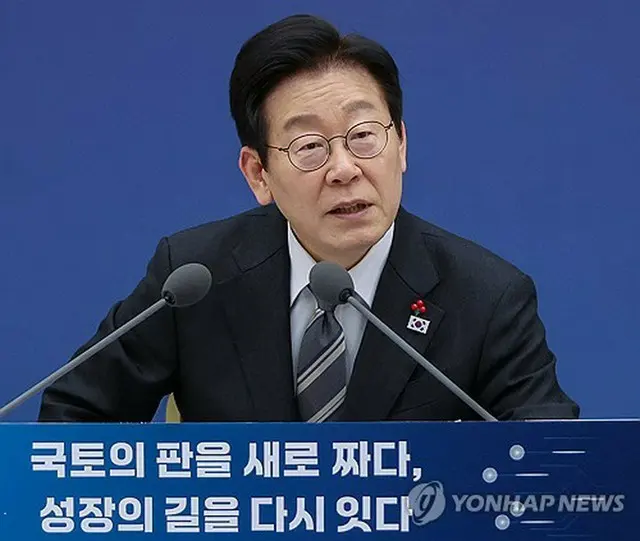 業務報告を受ける李大統領＝１２日、世宗（聯合ニュース）