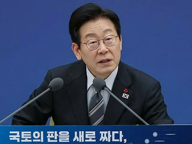 業務報告を受ける李大統領＝１２日、世宗（聯合ニュース）