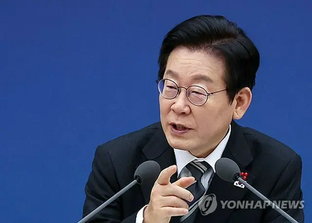 業務報告で発言する李大統領＝１２日、世宗（聯合ニュース）